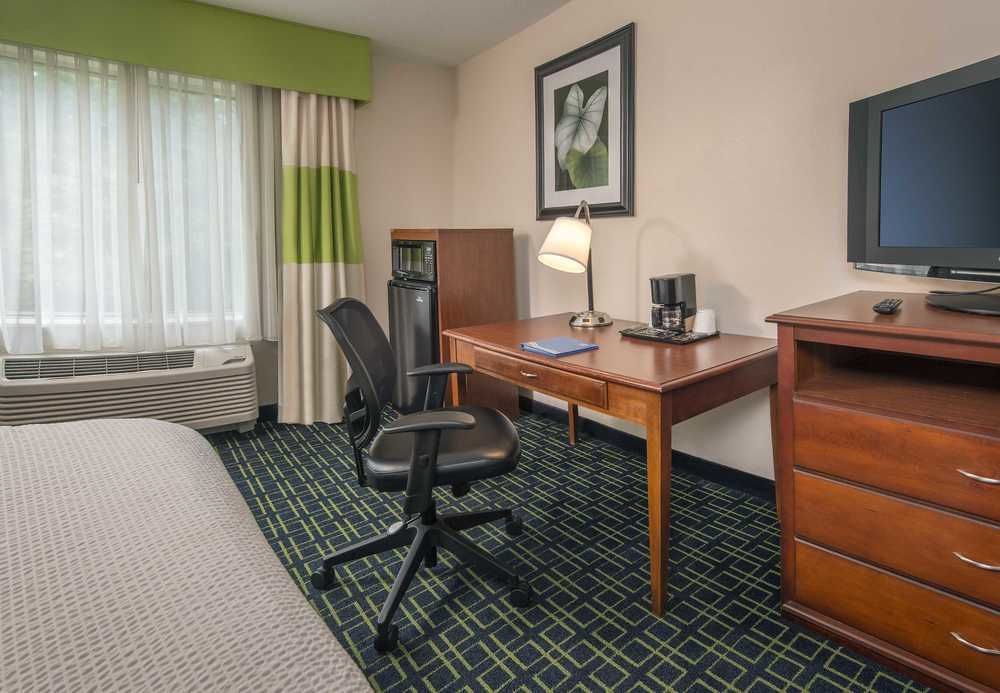 Hotel Fairfield Dulles Airport 3*