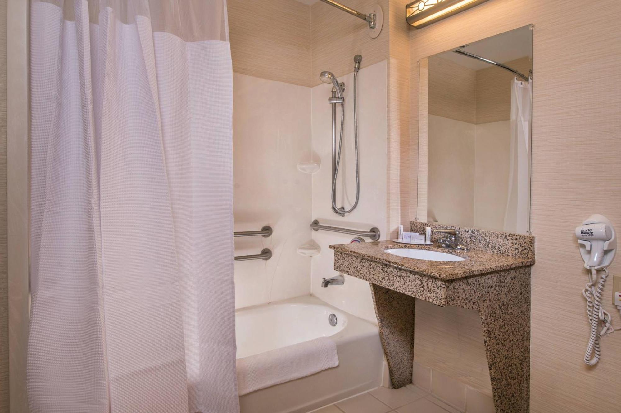 Fairfield Dulles Airport 3*