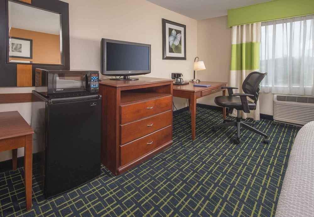 Fairfield Dulles Airport 3*
